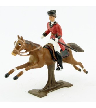 cavalière (cravache), redingote rouge, sur cheval alezan au galop (sur tronc)