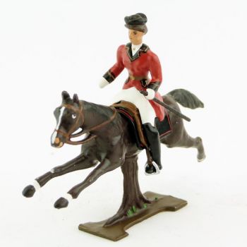 cavalière (cravache), redingote rouge, sur cheval marron au galop (sur tronc)