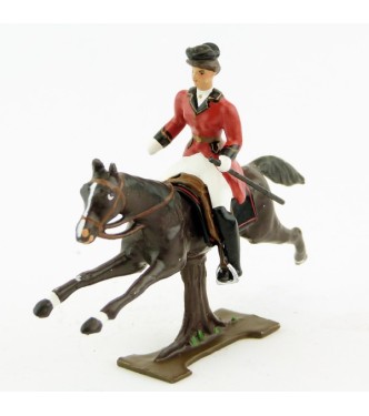 cavalière (cravache), redingote rouge, sur cheval marron au galop (sur tronc)