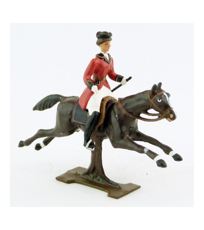 cavalière (cravache), redingote rouge, sur cheval marron au galop (sur tronc)