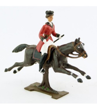 cavalière (cravache), redingote rouge, sur cheval marron au galop (sur tronc)