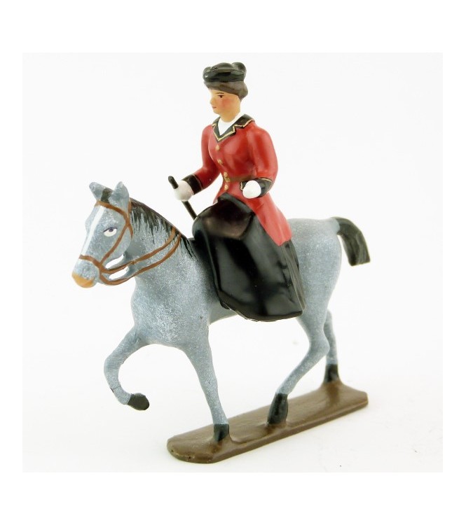 cavalière en amazone sur cheval gris au pas