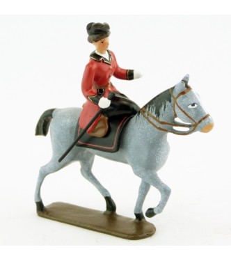 cavalière en amazone sur cheval gris au pas