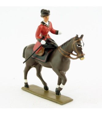 cavalière en amazone sur cheval marronn (bai) au pas