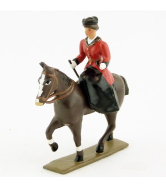 cavalière en amazone sur cheval marronn (bai) au pas