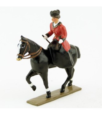 cavalière en amazone sur cheval noir au pas