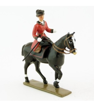 cavalière en amazone sur cheval noir au pas