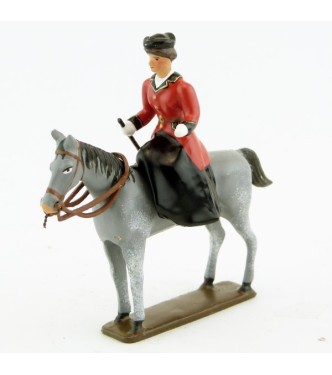 cavalière en amazone sur cheval gris debout