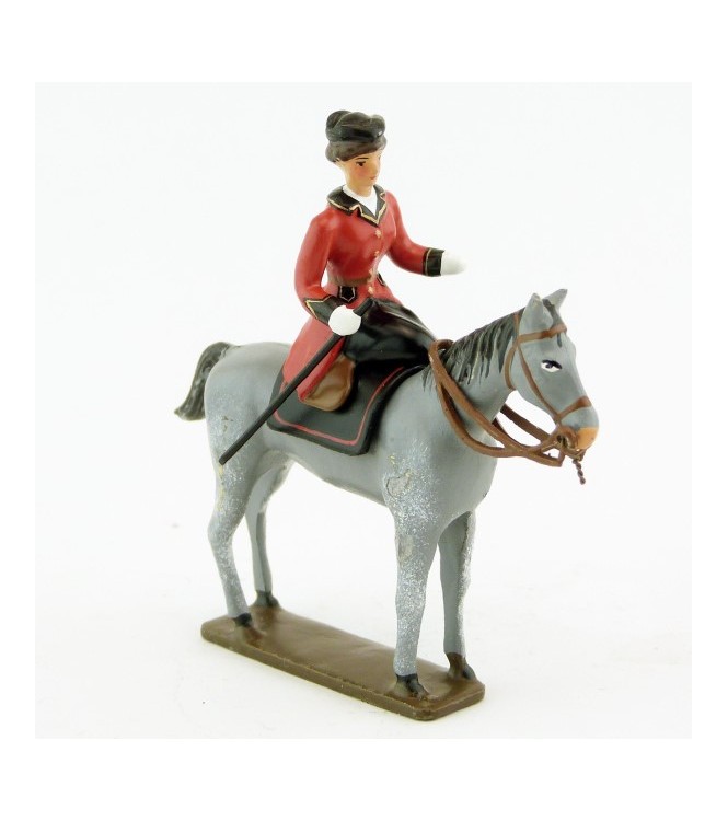 cavalière en amazone sur cheval gris debout