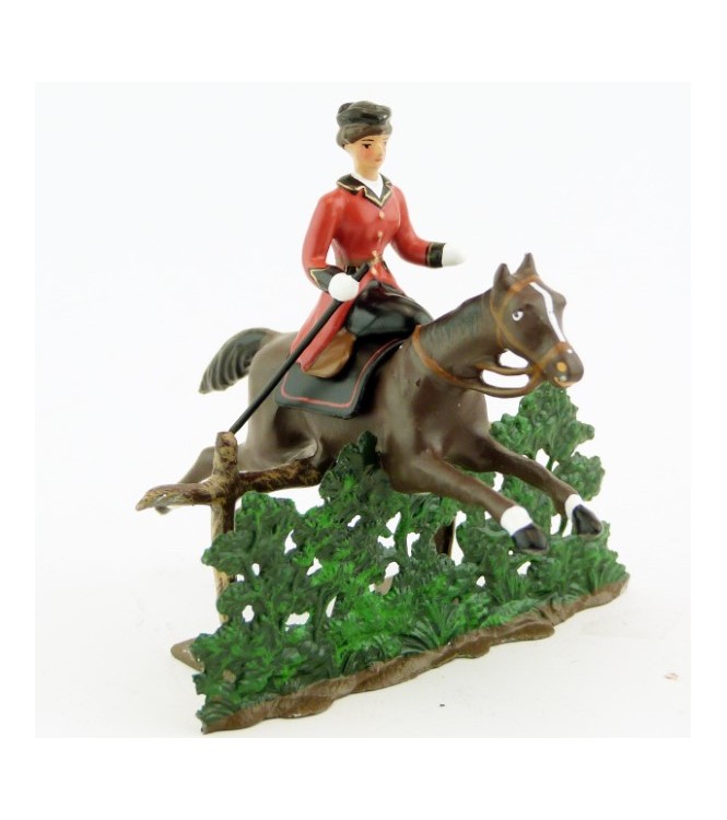 cavalière en amazone sur cheval marron (bai) sautant haie + barrière