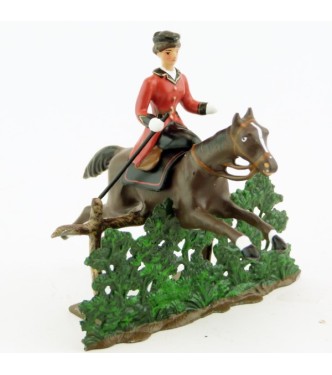 cavalière en amazone sur cheval marron (bai) sautant haie + barrière