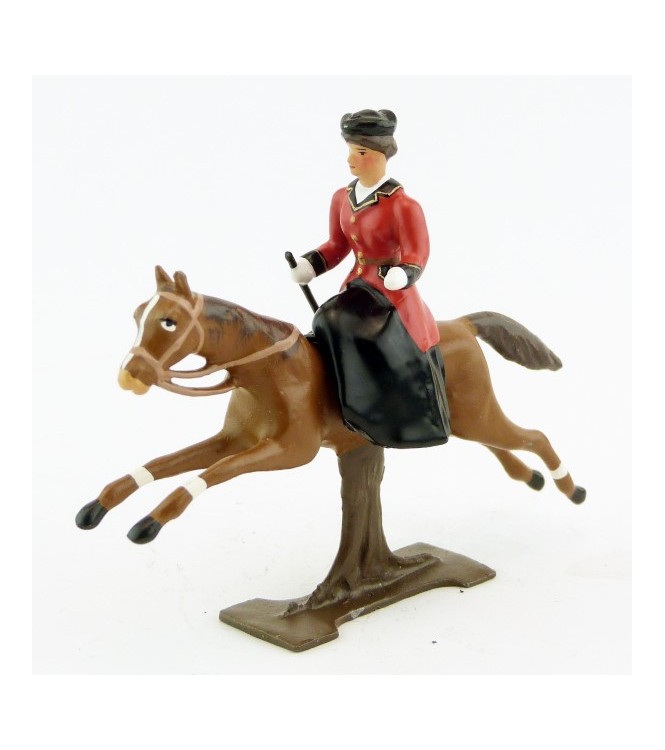 cavalière en amazone sur cheval alezan au galop (sur tronc)