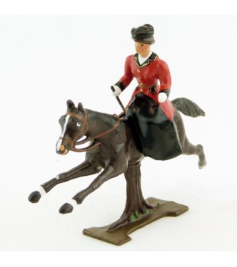 cavalière en amazone sur cheval marron (bai) au galop (sur tronc)