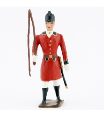 Veneur, veste rouge à parements noir, avec fouet à la main