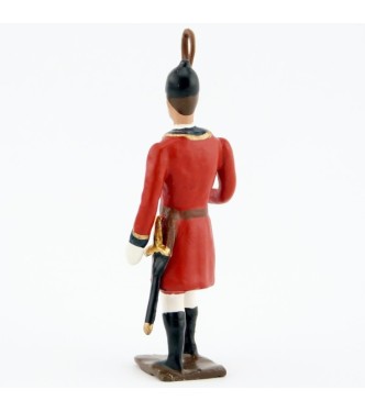 Veneur, veste rouge à parements noir, avec fouet à la main