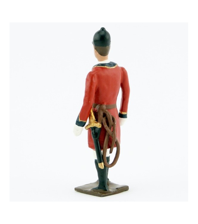 Veneur, veste rouge à parements noir, avec fouet à la ceinture
