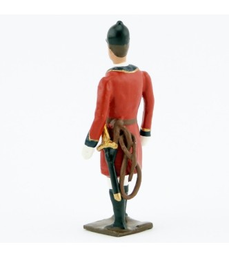 Veneur, veste rouge à parements noir, avec fouet à la ceinture