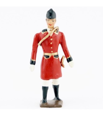 Veneur, veste rouge à parements noir, avec trompe autour du corps