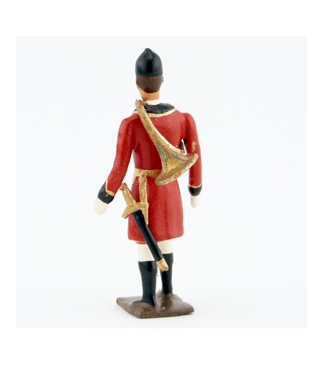 Veneur, veste rouge à parements noir, avec trompe autour du corps