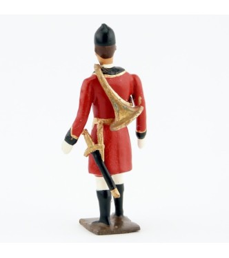Veneur, veste rouge à parements noir, avec trompe autour du corps