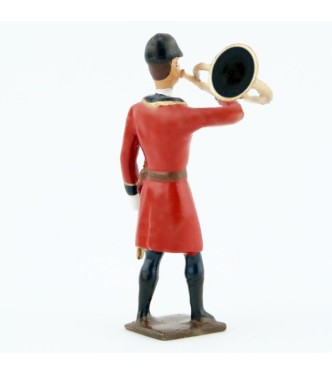 Veneur, veste rouge à parements noir, sonnant de la trompe (main droite)
