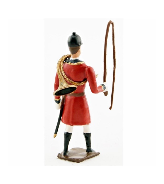 Veneur, veste rouge à parements noir, avec fouet à la main et trompe autour du