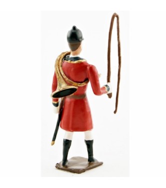 Veneur, veste rouge à parements noir, avec fouet à la main et trompe autour du