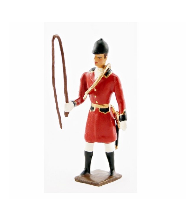 Veneur, veste rouge à parements noir, avec fouet à la main et trompe autour du