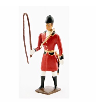 Veneur, veste rouge à parements noir, avec fouet à la main et trompe autour du