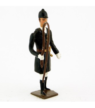 Veneur, manteau noir à parements noir, avec fouet à la main