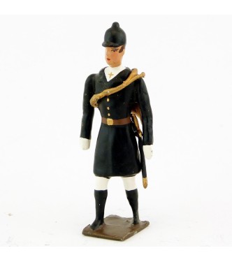 Veneur, manteau noir à parements noir, avec trompe autour du corps