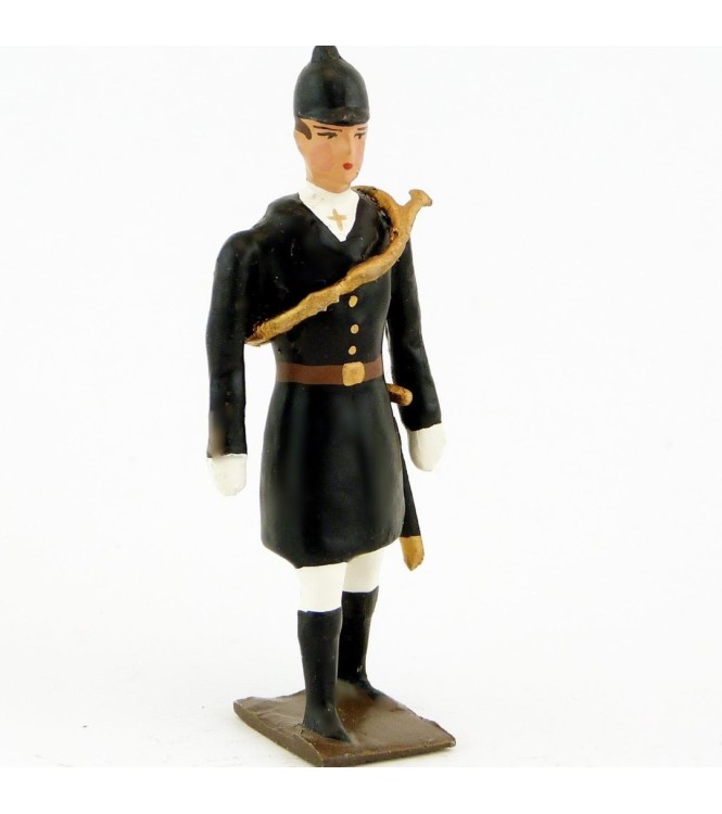 Veneur, manteau noir à parements noir, avec trompe autour du corps