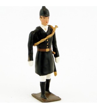 Veneur, manteau noir à parements noir, avec trompe autour du corps