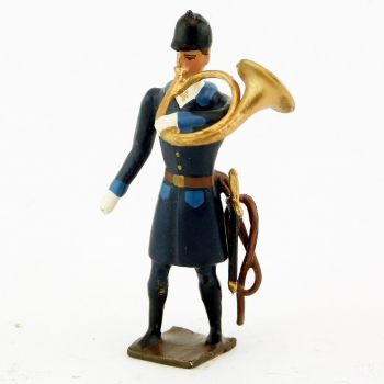 Veneur, manteau bleu Pompiers à parements bleu Gentiane, sonnant de la trompe (g