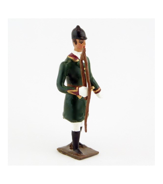 Veneur, manteau vert Russe à parements bordeaux, avec fouet à la main