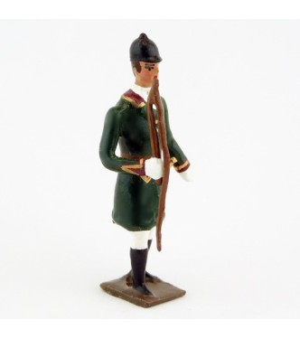 Veneur, manteau vert Russe à parements bordeaux, avec fouet à la main