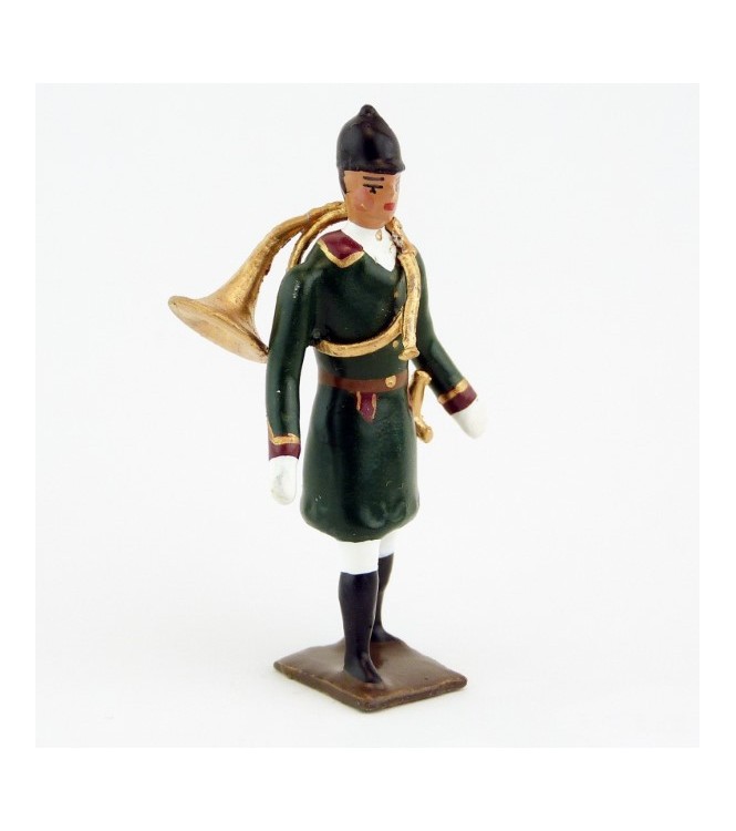 Veneur, manteau vert Russe à parements bordeaux, avec trompe autour du corps