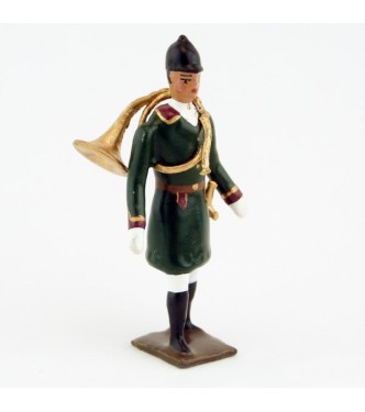 Veneur, manteau vert Russe à parements bordeaux, avec trompe autour du corps