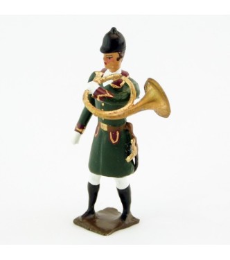 Veneur, manteau vert Russe à parements bordeaux, sonnant de la trompe (gauche)