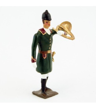 Veneur, manteau vert Russe à parements bordeaux, sonnant de la trompe (gauche)
