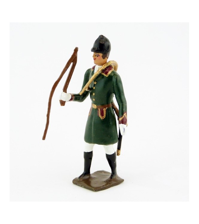 Veneur, manteau vert Russe à parements bordeaux, avec fouet à la main et trompe