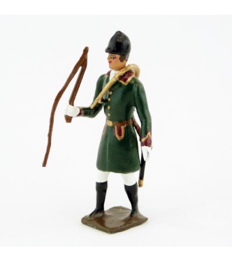 Veneur, manteau vert Russe à parements bordeaux, avec fouet à la main et trompe