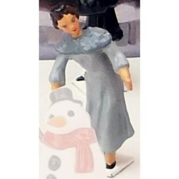 femme en manteau gris (diorama ''la bataille de boules de neige'')
