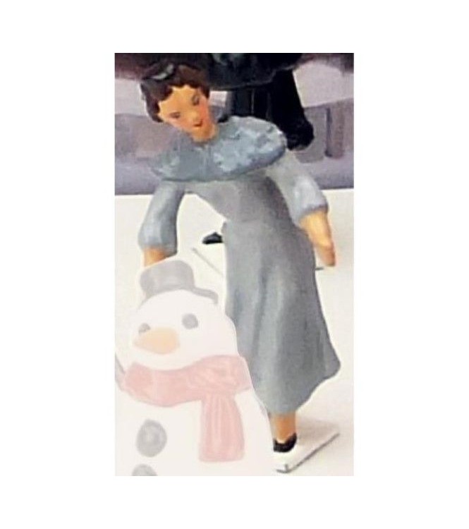 femme en manteau gris (diorama ''la bataille de boules de neige'')