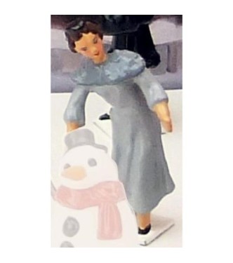 femme en manteau gris (diorama ''la bataille de boules de neige'')