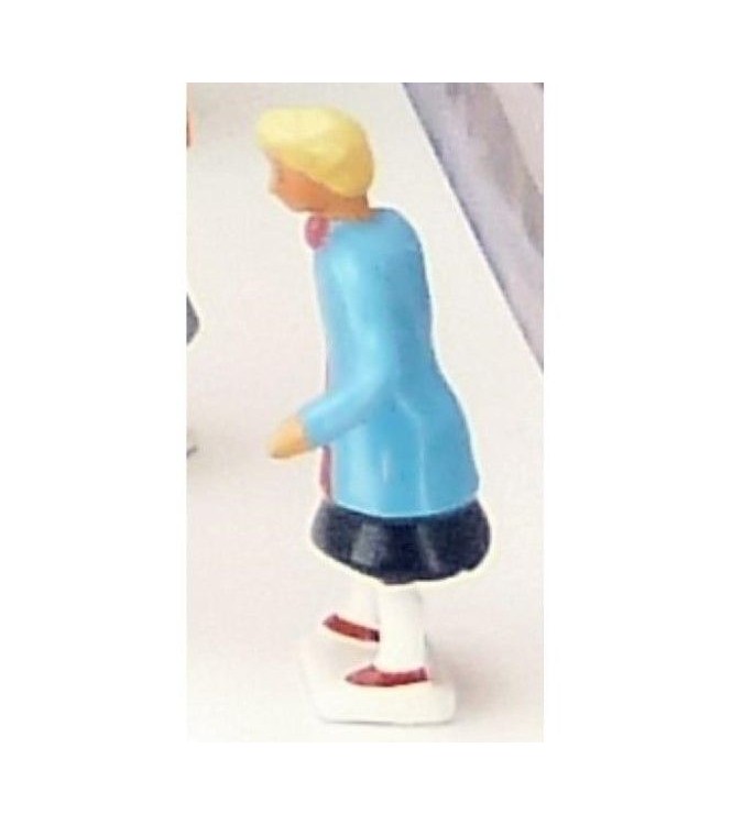 fillette en bleu (diorama ''la bataille de boules de neige'')