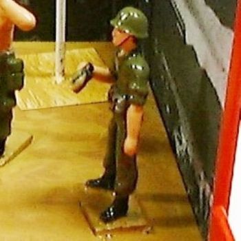 officier avec jumelles (diorama « la bataille de Dien Bien Phu »)