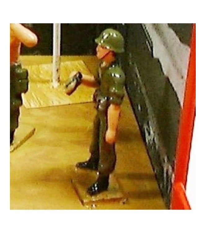 officier avec jumelles (diorama « la bataille de Dien Bien Phu »)