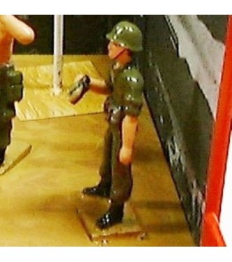 officier avec jumelles (diorama « la bataille de Dien Bien Phu »)