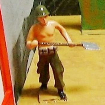 soldat avec pelle (diorama la bataille de Dien Bien Phu)